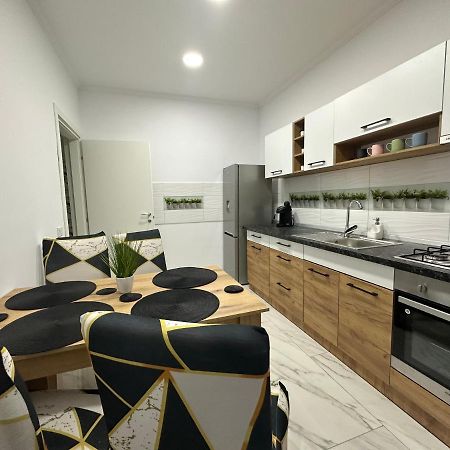 Golden Garden Luxury Apartment In Bucureşti Exterior foto